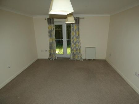 2 bedroom ground floor flat to rent - Photo 2