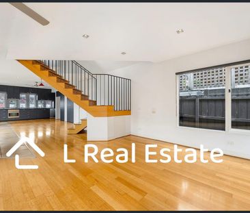 Stylish 2-Bedroom Townhouse in Prime St Kilda East Location – Welco... - Photo 2