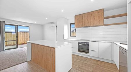 Stunning Three Bedroom - Photo 2