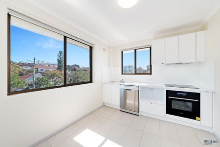 Top floor 3 Bedroom apartment within walking distance to Maroubra beach! - Photo 3