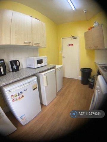 1 bedroom in a house share to rent - Photo 4