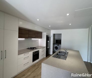 Luxury Townhouse Living - Prime Location with Modern Comforts - Photo 3