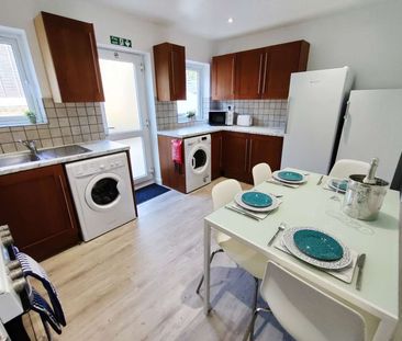 Newly Refurbished! Modern Rooms...🌟 Room 1 - Photo 4