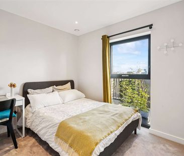 This 2 bed penthouse apartment, offers a wrap around balcony with p... - Photo 5