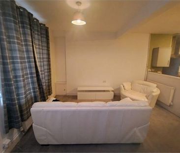 3 bedroom end of terrace house to rent - Photo 2