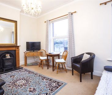 **RENT INCLUDES WATER BILL** A superb 1 bedroom upper floor furnished apartment within a short stroll into the city centre. - Photo 2