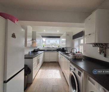 1 bedroom in a house share to rent - Photo 3