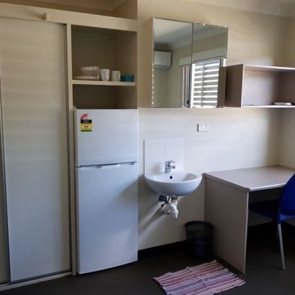 Large Single Room. Rent Includes Electricity, Wi Fi and Water – Bus stop at Front Door. - Photo 1