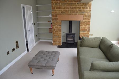 3 bedroom semi-detached house to rent - Photo 4