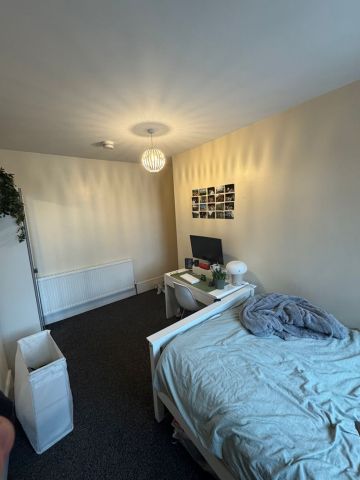 Room in a Shared House, Harlaxton Drive, NG7 - Photo 4