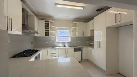 Spacious 4-Bedroom Home with Large Backyard & Separate External Cabin - Photo 2