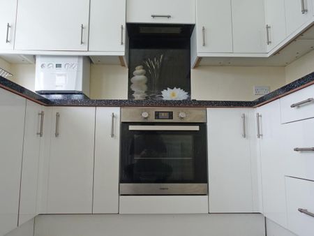 2 bedroom detached bungalow to rent - Photo 3