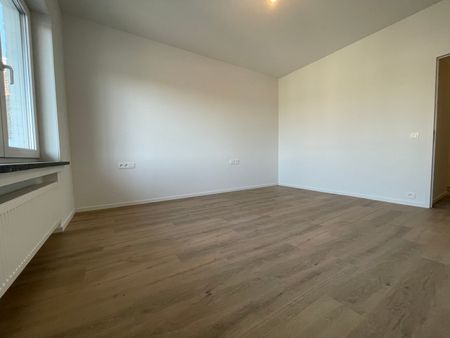 Luxueus en prachtig gerenoveerd appartement van 120m² met 2 grote terrassen gelegen aan het St-Pietersstation, vlakbij diverse winkels, scholen en openbaar vervoer. - Foto 2