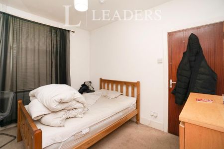1 bedroom in a house share to rent - Photo 2