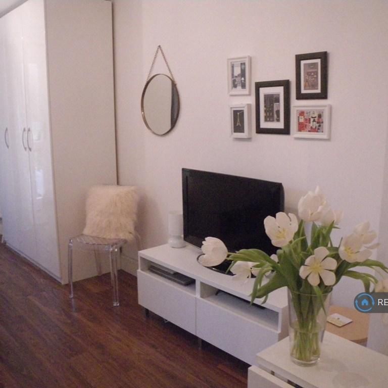 Studio to rent - Photo 1