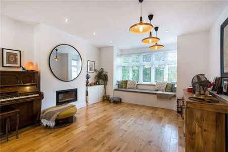 An exceptionally stylish & beautifully extended five bedroom semi-detached 1930's family home situated in Stoke Bishop. - Photo 3