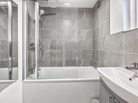 A redecorated two-bedroom, first-floor flat featuring a newly fitted bathroom. Conveniently located for access to Cambridge Science Park and Cambridge North Train Station. - Photo 3