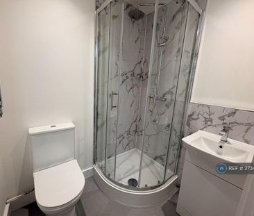 1 bedroom in a flat share to rent - Photo 3