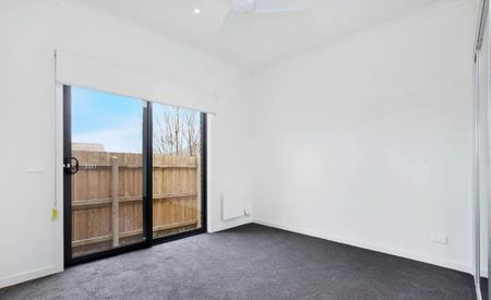 2 Bedroom Modern Townhouse - Photo 2