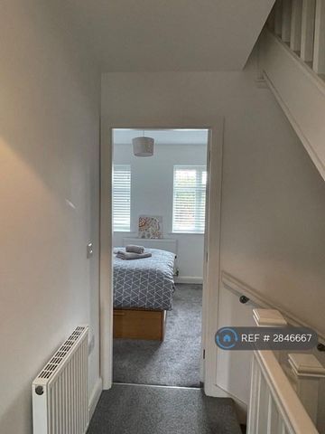 3 bedroom terraced house to rent - Photo 3