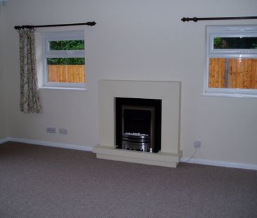 2 bedroom detached bungalow to let - Photo 3