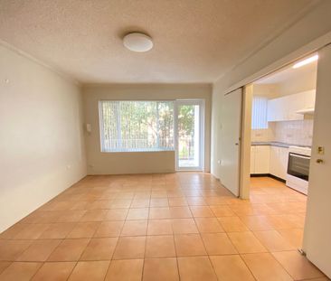 PRIME WESTMEAD LIVING! - Photo 2