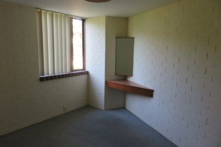 Unfurnished 2 bedroom Unit - Photo 4