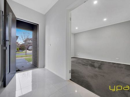 Luxurious Family Home for Rent in Cranbourne East - Photo 2