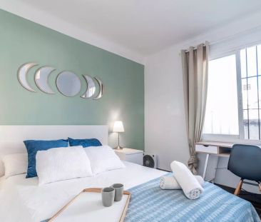 Compact room for rent in 13-bedroom apartment in Sant Gervasi - Photo 4
