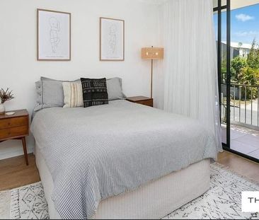 LIGHT FILLED BEACHSIDE APARTMENT - Photo 3