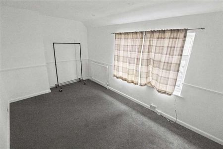 Lodge Avenue, Dagenham, RM8 - Photo 2