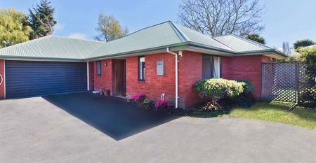 Charming Secure House with Garden & Double Garage. - Photo 3