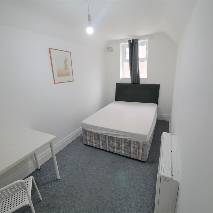 The Mount, Bournemouth, BH1 - Photo 1