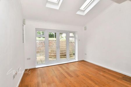 4 bedroom detached house to rent - Photo 3