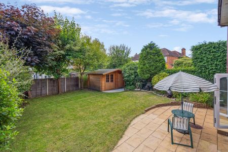 5 bedroom end of terrace house to rent - Photo 2