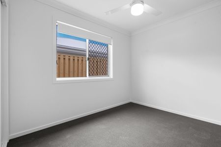 ELEGANT 2 BED HOME WITH FULLY FENCED BACKYARD - Photo 2