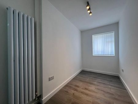 5 bedroom end of terrace house to rent - Photo 2