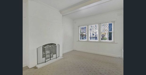 Suburban Charm Meets City Convenience – Spacious 2-Bed Apartment Near Chapel Street - Photo 1