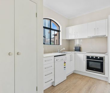 Beautifully Renovated Unit, Walking Distance To The Beach - Photo 1