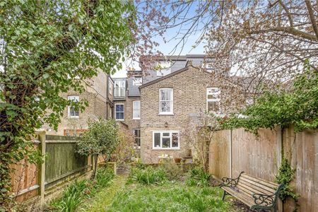 A lovely four bedroom family home in the heart of Wimbledon. - Photo 4