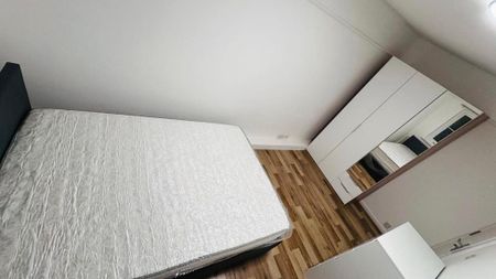 8 bedroom semi-detached house to rent - Photo 5