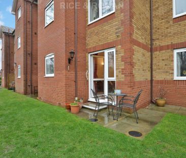 1 Bedroom Apartment, Royston Court – Hinchley Wood - Photo 4