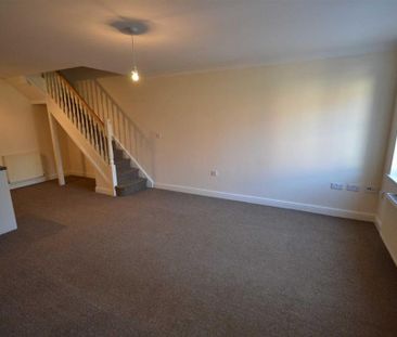 2 bedroom mews to rent - Photo 2