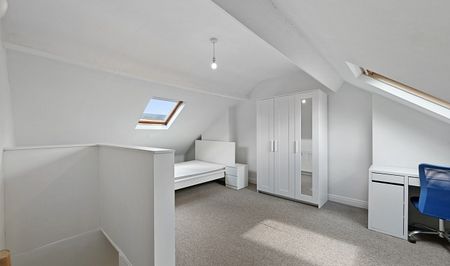 4-Bed Shared House for 3 People with Double Rooms in Prime Location - Photo 4