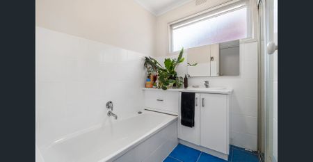 Quiet and spacious living with private courtyard - Photo 5