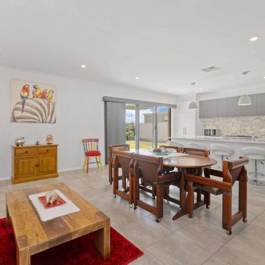 Modern 3 Bedroom Home in Sought-After Location - Photo 1