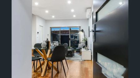 “Townhouse with Luxurious Features and Convenient Location” - Photo 3