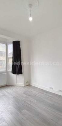 1 bedroom property to rent in Westcliff On Sea - Photo 2