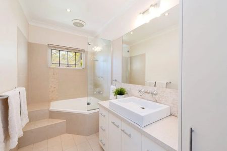 Convenient, Stylish, Family-Friendly Haven - Photo 2