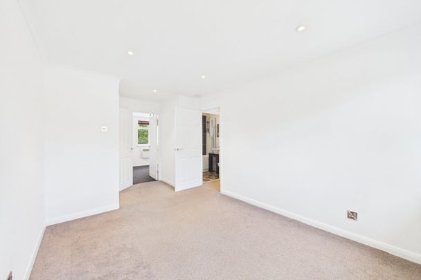 1 bedroom Maisonette in Morval Close, - Photo 1